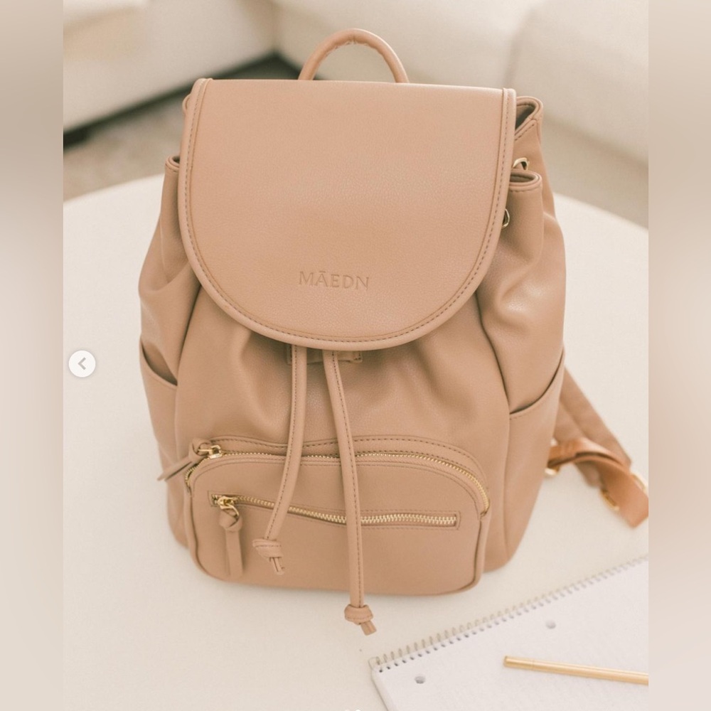 Maedn Drawstring Bag. Gentle used in great condition. Color: Camel 
Size: Medium